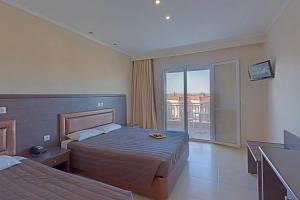 Un pat sau paturi într-o cameră la Grand Platon Hotel