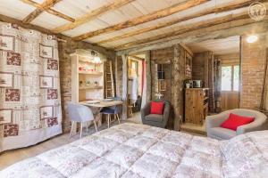 Schlafzimmer mit einem Bett, einem Tisch und Stühlen in der Unterkunft LE SABOT DE VENUS in Termignon