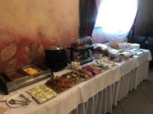 stolik w formie bufetu z wieloma różnymi rodzajami żywności w obiekcie Rezydencja Królewska w mieście Sandomierz