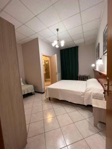 een slaapkamer met een bed en een groen gordijn bij Shelter Affittacamere in Genua