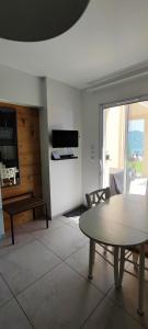 Televízia a/alebo spoločenská miestnosť v ubytovaní chambre 2 vue lac av piscine