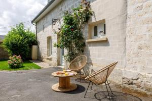 a table and chairs in front of a building at Gîte du Château in Naours
