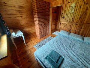 an overhead view of a bedroom in a cabin at Parisowka w Wielkim Lesie 