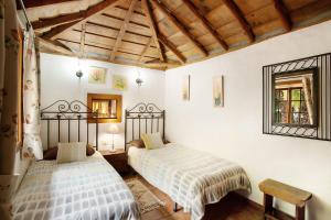 a bedroom with two beds and a window at Casa Rural Ciso in Tijarafe
