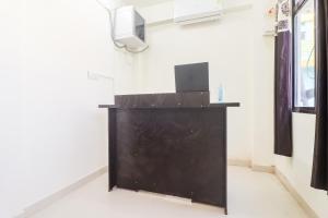 a black podium in a room with a black door at Flagship Flagship Hotel Dream Inn in Dānāpur