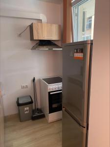 uma cozinha com um frigorífico de aço inoxidável e um forno em Apartamenti Eli em Pomorie