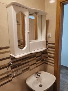 y baño con lavabo y espejo. en Vila Visni, en Ohrid