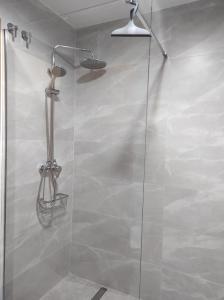 a shower with a glass door in a bathroom at Arco Centro Cádiz in Cádiz