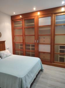 a bedroom with a bed and some glass cabinets at Arco Centro Cádiz in Cádiz