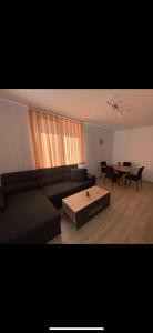 - un salon avec un canapé et une table dans l'établissement Apartamenti Eli, à Pomorie