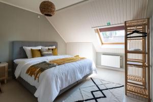1 dormitorio con cama y ventana en Gastenkamers Ten Huyze Marchandise, en Brujas