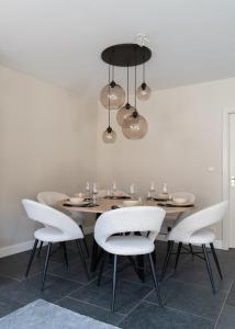 a dining room with a table and chairs at Gastenkamers Ten Huyze Marchandise in Bruges