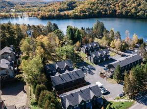 an aerial view of a house with a lake at Auberge Manitonga in Mont-Tremblant