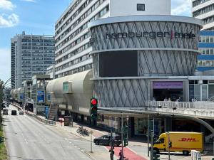 una calle de la ciudad con un semáforo y un edificio en Ferienwohnung in Center of Hamburg-Barmbek-Airport-2, en Hamburgo