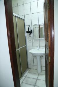 uma casa de banho com um lavatório, um chuveiro e um WC. em Apartamento excelente Marabá em Marabá