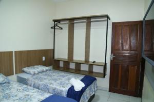 um quarto de hotel com duas camas e um espelho em Apartamento excelente Marabá em Marabá