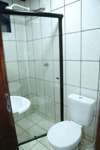 uma casa de banho com um WC e um lavatório em Apartamento excelente Marabá em Marabá