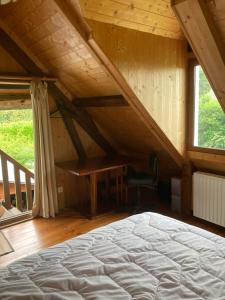 um quarto com uma cama grande num sótão em Une chambre dans la verdure em Bordeaux-Saint-Clair