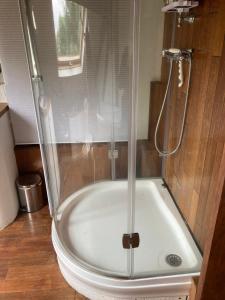 uma cabina de duche com uma banheira branca na casa de banho em Une chambre dans la verdure em Bordeaux-Saint-Clair