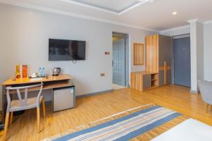 Televízia a/alebo spoločenská miestnosť v ubytovaní Raha Suites - Westlands