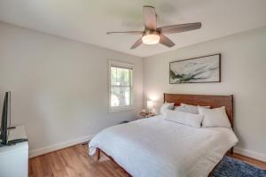 A bed or beds in a room at Raleigh Vacation Rental with Deck, Garden and Backyard
