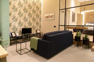 sala de estar con sofá y piano en Loft Bianca Mano, en Roma