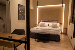 1 dormitorio con 1 cama y 1 mesa en una habitación en Loft Bianca Mano, en Roma