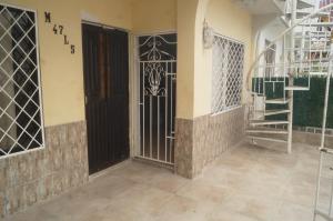 a entrance to a house with a gate and a staircase at Apartamento el Calamar in Cartagena de Indias
