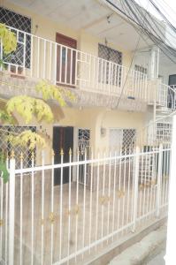 una cerca blanca frente a una casa en Apartamento el Calamar, en Cartagena de Indias