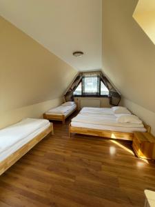 2 camas en una habitación con 2 ventanas en Pokoje pod Gubałówką, en Zakopane