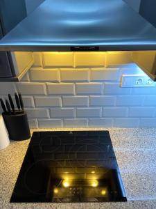 a stove top oven sitting on top of a counter at Loft, muy cerca de playa y castillo Tamarit in Tarragona