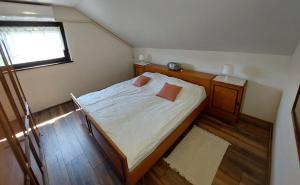 Habitación pequeña con cama y ventana en Holiday home Franky en Varaždin Breg