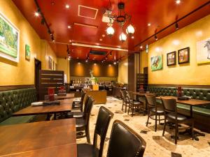 a restaurant dining room with tables and chairs at APA Hotel & Resort Nishishinjuku-Gochome-Eki Tower in Tokyo