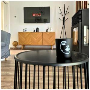 Televízia a/alebo spoločenská miestnosť v ubytovaní Memories Apartments Μονοκατοικία στο Καρπενήσι