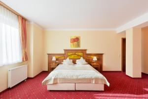 A bed or beds in a room at Appartements Cella Central