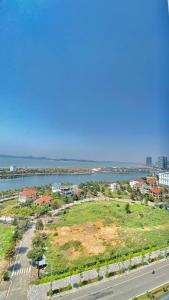 una vista aérea de un parque junto a un cuerpo de agua en Homestay Bai Chay Ha Long ( Ocean View), en Ha Long