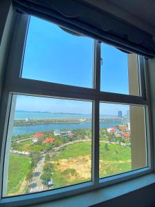 una ventana con vistas a una masa de agua en Homestay Bai Chay Ha Long ( Ocean View) en Ha Long