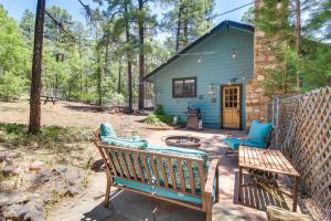 Κήπος έξω από το 2 Mi to Rainbow Lake Home with Furnished Deck!
