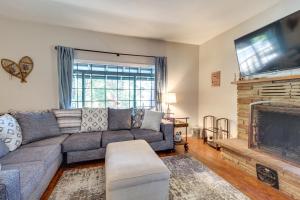 Χώρος καθιστικού στο 2 Mi to Rainbow Lake Home with Furnished Deck!