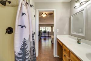 Ένα μπάνιο στο 2 Mi to Rainbow Lake Home with Furnished Deck! +22 φωτογραφίες