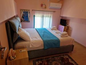 A bed or beds in a room at Villa Thetis with private pool where the sunsets fade away