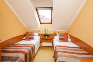 Postel nebo postele na pokoji v ubytování Hotel Spa Hévíz