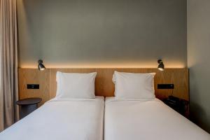 two beds sitting next to each other in a room at Acta The Clover in Porto