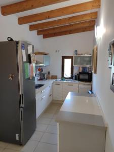 Η κουζίνα ή μικρή κουζίνα στο Sunset and oceanview 1 bedroom apartment with shared pool