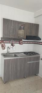 cocina con fregadero y fogones horno superior en Apartamento el Calamar, en Cartagena de Indias