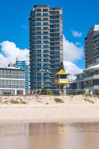 vista su una spiaggia e su alcuni edifici di Sunbird Beach Resort Gold Coast a Gold Coast
