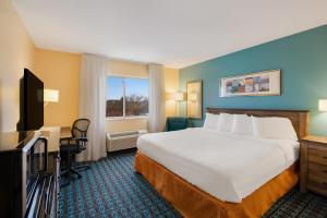 una camera d'albergo con un grande letto e una scrivania di SureStay Plus Hotel by Best Western Minot a Minot