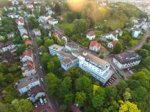 una vista aérea de una ciudad con edificios y árboles en Stay by Triller - Aparthotel & Pool en Saarbrücken