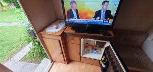 TV a/nebo společenská místnost v ubytování AUTO KAMP DRINA