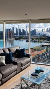 倫敦的住宿－Luxury 2 Bed Apartment EXCEL London，带沙发和大窗户的客厅